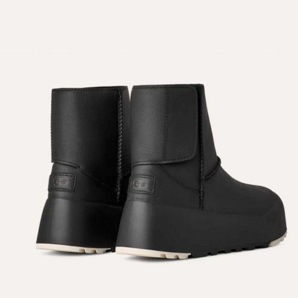 🇨🇦 UGG Women's Classic Leather StreetScape - Picture 4 of 11